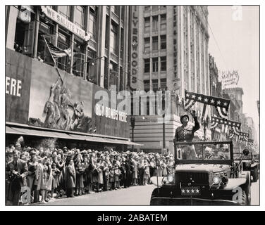 Celebrazione WW2 GERMANIA SI ARRENDE post Guerra II Guerra Mondiale 1945 U.S. Esercito gen. George S. Patton riconosce le acclamazioni della folla accogliente durante una parata a Los Angeles il 9 giugno, 1945, in questa dispensa post WW2 Seconda Guerra Mondiale foto Foto Stock