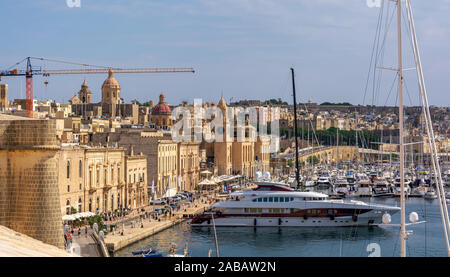 Yacht e Barche ancorate al Grand Harbour Marina di Birgu (Vittoriosa) in Malta, con terrapieno e Museu marittima Foto Stock