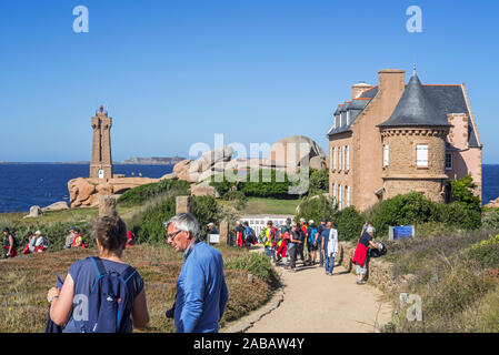 Pors Kamor faro e casa costruita da Gustave Eiffel a Ploumanac'h lungo la Côte de Granit Rose / Costa di Granito Rosa, Côtes d'Armor Bretagna, Francia Foto Stock