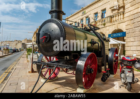 Vecchio nero motore a vapore in piedi vicino al Museo Marittimo di Birgu, Malta. Foto Stock