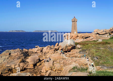 Il Pors Kamor faro lungo la Côte de Granit Rose / Costa di Granito Rosa a Ploumanac'h, Perros-Guirec, Côtes-d'Armor Bretagna, Francia Foto Stock