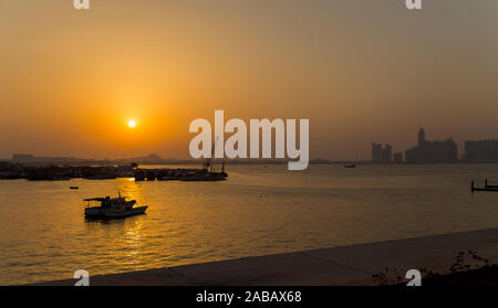 Barche tradizionali chiamati dhows sono ancorati nel porto vicino al Museo di islamica, a Doha, in Qatar. Foto Stock