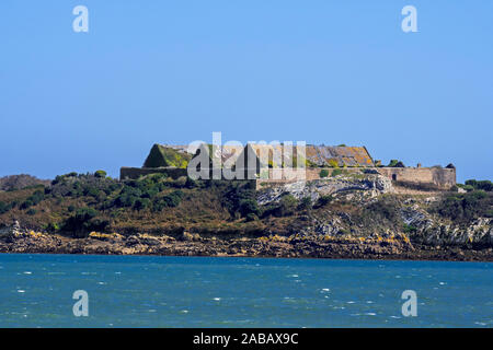 Xix secolo riviste di polvere da sparo sull'Île des morts / Isola dei Morti nella baia di Roscanvel, Finistère Bretagna, Francia Foto Stock