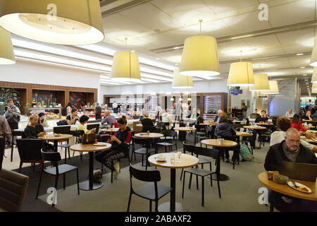 Voli in Business Class e ai passeggeri in attesa in British Airways Business Class Lounge, terminale 5, aeroporto di Heathrow London REGNO UNITO Foto Stock