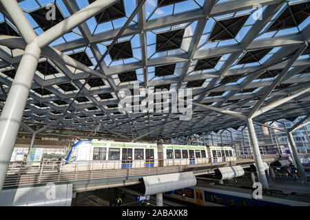 Il tram a pianale a Den Haag Centraal stazione ferroviaria a L'Aia, Paesi Bassi Foto Stock