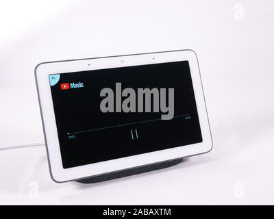 Nov 2019, UK - Google Nest mozzo altoparlante assistente mostra musica youtube Foto Stock