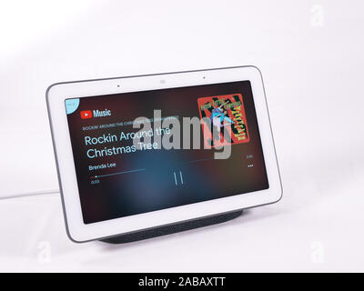 Nov 2019, UK - Google Nest mozzo Assistente vocale altoparlante riproduzione di albero di Natale di musica con comandi a sfioramento Foto Stock