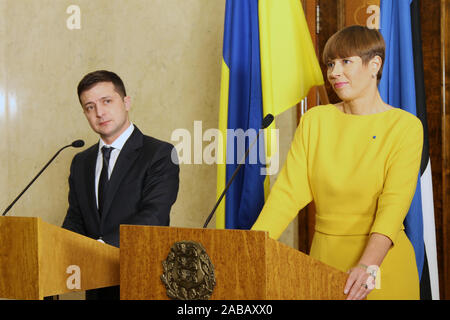 Tallinn, Estonia. 26 Nov, 2019. Il presidente estone Kersti KALJULAID (R) e visitando il presidente ucraino Volodymyr Zelensky partecipare ad una conferenza stampa congiunta a Tallinn, Estonia, nov. 26, 2019. Il presidente estone Kersti KALJULAID martedì ha ribadito il suo paese a sostenere in Ucraina la riforma del piano di miglioramento del livello di vita della popolazione e l'ambiente di business. Credito: Guo Chunju/Xinhua/Alamy Live News Foto Stock