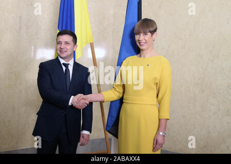 Tallinn, Estonia. 26 Nov, 2019. Il presidente estone Kersti KALJULAID (R) scuote le mani con la visita il presidente ucraino Volodymyr Zelensky prima del loro incontro a Tallinn, Estonia, nov. 26, 2019. Il presidente estone Kersti KALJULAID martedì ha ribadito il suo paese a sostenere in Ucraina la riforma del piano di miglioramento del livello di vita della popolazione e l'ambiente di business. Credito: Guo Chunju/Xinhua/Alamy Live News Foto Stock