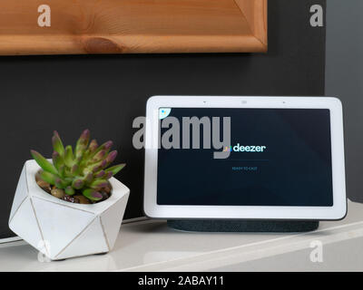 Nov 2019, UK - Google Nest mozzo in impostazione home giocando deezer musica Foto Stock