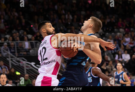 Bonn, Germania. 26 Nov, 2019. Telekom Dome, Basket, Bundesliga, BBL, cesti di Telekom Bonn vs Alba Berlino: Martin Breunig, Rokas Giedraitis (Alba) Credito: Juergen schwarz/Alamy Live News Foto Stock