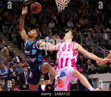 Bonn, Germania. 26 Nov, 2019. Telekom Dome, Basket, Bundesliga, BBL, cesti di Telekom Bonn vs Alba Berlino: Kenneth Ogbe (Alba), Stephen Zimmermann Credito: Juergen schwarz/Alamy Live News Foto Stock