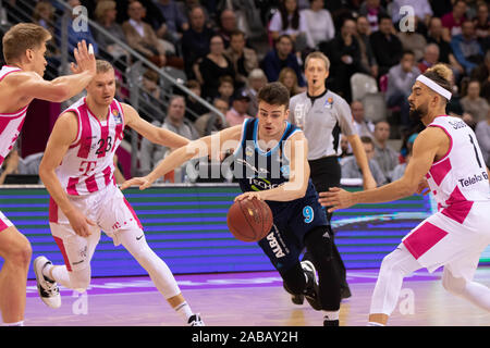 Bonn, Germania. 26 Nov, 2019. Telekom Dome, Basket, Bundesliga, BBL, cesti di Telekom Bonn vs Alba Berlin: Benjamin Simons, Jonas Mattisseck (Alba), Joshiko Saibou Credito: Juergen schwarz/Alamy Live News Foto Stock