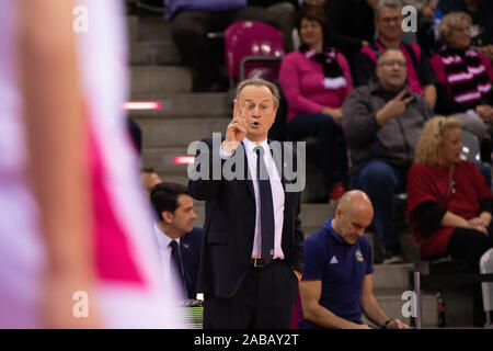 Bonn, Germania. 26 Nov, 2019. Telekom Dome, Basket, Bundesliga, BBL, cesti di Telekom Bonn vs Alba Berlino: Headcoach Aito Garcia Reneses (Alba) gesti. Credito: Juergen schwarz/Alamy Live News Foto Stock