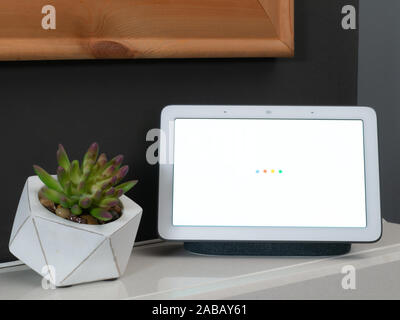 Nov 2019, UK - Google Nest Hub di Google che mostra colori colori mentre il dispositivo si avvia Foto Stock