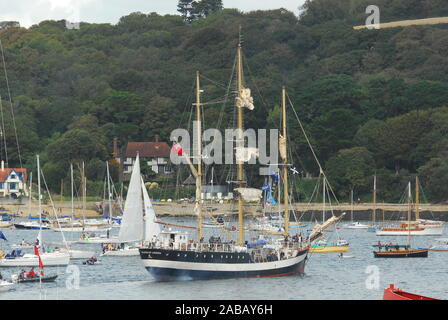 Tall Ships raccogliere in Falmouth Harbour per l'inizio della Tall Ships Race. Foto Stock