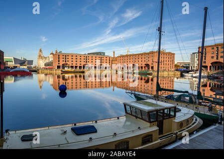 Ripresa a tutto campo dell'Albert Dock di Liverpool. Le imbarcazioni vengono ormeggiate in primo piano e il Liver Building e il Museo di Liverpool sono solo visibili in t Foto Stock