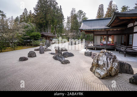 Giardino di roccia giapponese nel tempio buddista di Okutono, l'edificio nel mezzo è aperto solo per le visite dell'imperatore, Monte Koya (Koyasan), Giappone Foto Stock