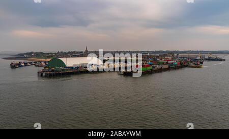 Harwich, Essex, Inghilterra, Regno Unito - 23 Aprile 2019: Porto di Harwich, visto dal fiume Stour Foto Stock