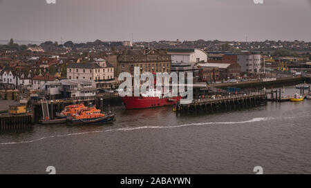 Harwich, Essex, Inghilterra, Regno Unito - 23 Aprile 2019: Porto di Harwich, visto dal fiume Stour con le imbarcazioni di salvataggio e di un faro nave Foto Stock