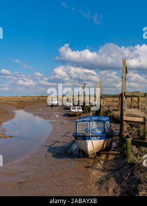 Thornham, Norfolk, Inghilterra, Regno Unito - 24 Aprile 2019: Barche in bassa marea a Thornham Porto Vecchio Foto Stock