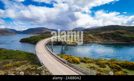 Kylesku ponte sulla costa nord 500 SCENIC guida nel percorso di Sutherland, Highland, nel nord della Scozia, Regno Unito Foto Stock