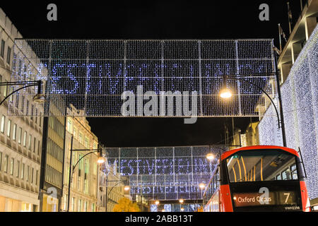 Londra, Regno Unito. 26 Nov, 2019. La Oxford Street le luci di Natale sono illuminati. Sebbene sia ancora in novembre, quasi tutte le strade dello shopping e i punti di riferimento di Londra hanno avuto le loro decorazioni natalizie e le illuminazioni della pressione intrauterina. Credito: Imageplotter/Alamy Live News Foto Stock