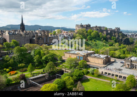 Skyline di giardini di Princes Street e il Castello di Edinburgo e la Scottish National Gallery di Edimburgo, Scozia, Regno Unito Foto Stock