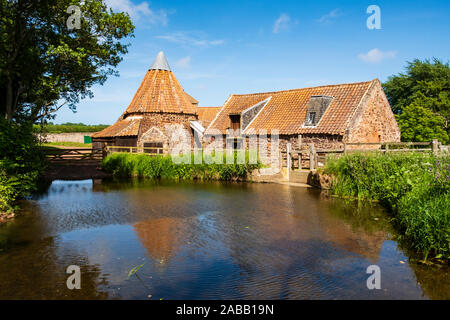 Vista di Preston mulino con waterwheel, gora e doocot sul fiume Tyne in East Lothian, Scozia , REGNO UNITO Foto Stock