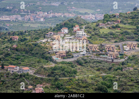 Vista da Castelmola cittadina in provincia di Messina nella regione italiana Sicilia Foto Stock
