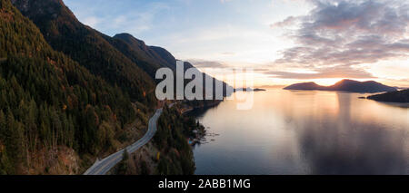 Sea to Sky Hwy in Howe Sound vicino a baia a ferro di cavallo, West Vancouver, British Columbia, Canada. Antenna vista panoramica durante un tramonto colorato nella caduta dei mari Foto Stock