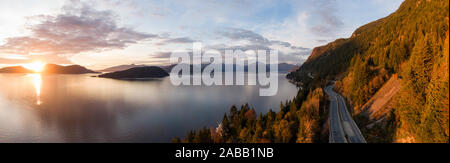 Sea to Sky Hwy in Howe Sound vicino a baia a ferro di cavallo, West Vancouver, British Columbia, Canada. Antenna vista panoramica durante un tramonto colorato nella caduta dei mari Foto Stock