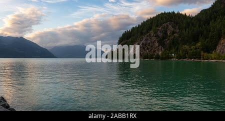 Bella vista panoramica di Howe Sound circondato dal canadese paesaggio di montagna durante il periodo estivo il tramonto. Preso in Porteau Cove, a nord di Vancouver, BC, Foto Stock