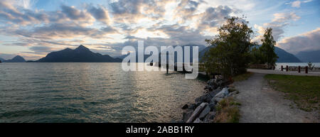 Bella vista panoramica di Howe Sound circondato dal canadese paesaggio di montagna durante il periodo estivo il tramonto. Preso in Porteau Cove, a nord di Vancouver, BC, Foto Stock