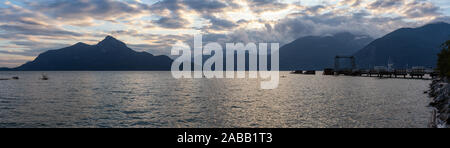 Bella vista panoramica di Howe Sound circondato dal canadese paesaggio di montagna durante il periodo estivo il tramonto. Preso in Porteau Cove, a nord di Vancouver, BC, Foto Stock