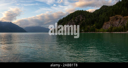 Bella vista panoramica di Howe Sound circondato dal canadese paesaggio di montagna durante il periodo estivo il tramonto. Preso in Porteau Cove, a nord di Vancouver, BC, Foto Stock