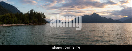 Bella vista panoramica di Howe Sound circondato dal canadese paesaggio di montagna durante il periodo estivo il tramonto. Preso in Porteau Cove, a nord di Vancouver, BC, Foto Stock