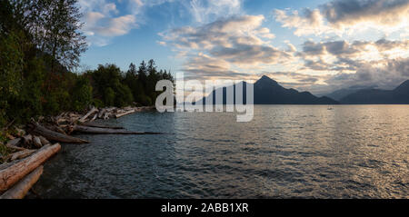 Bella vista panoramica di Howe Sound circondato dal canadese paesaggio di montagna durante il periodo estivo il tramonto. Preso in Porteau Cove, a nord di Vancouver, BC, Foto Stock