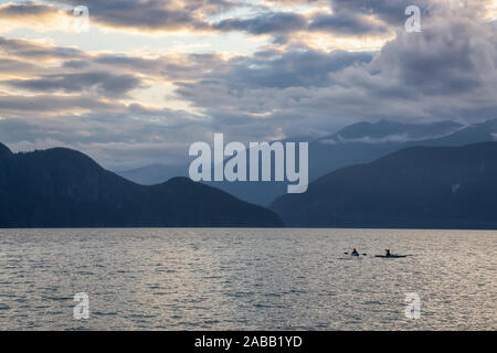 Bella vista panoramica di Howe Sound circondato dal canadese paesaggio di montagna durante il periodo estivo il tramonto. Preso in Porteau Cove, a nord di Vancouver, BC, Foto Stock