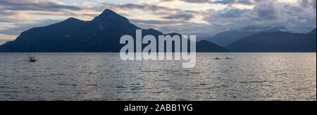 Bella vista panoramica di Howe Sound circondato dal canadese paesaggio di montagna durante il periodo estivo il tramonto. Preso in Porteau Cove, a nord di Vancouver, BC, Foto Stock