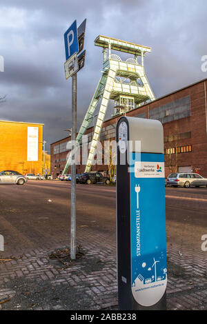 Cavalletto doppio pit telaio sopra l'albero 7 di dismesse miniera Ewald in Herten, stazione di ricarica per auto elettriche, Herten utility municipale, Foto Stock