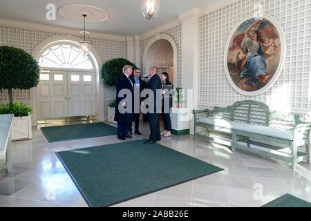 Washington, Stati Uniti d'America. 25 Novembre, 2019. U.S presidente Donald Trump chat con il Primo ministro bulgaro Boyko Borissov nel palmo stanza della casa bianca Novembre 25, 2019 a Washington, DC. Credito: Shealah Central Plaza Hotel/White House foto/Alamy Live News Foto Stock