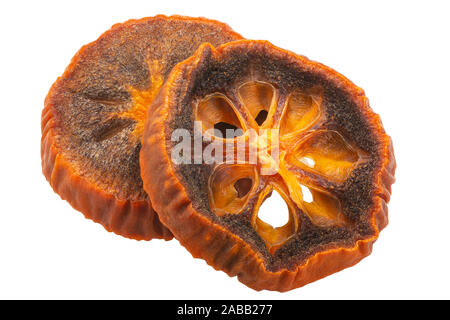 Secchi fette persimmon isolato su bianco. Secchi conditi e fette di Diospyros kaki frutto Foto Stock