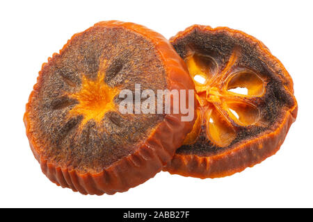 Secchi fette persimmon isolato su bianco. Secchi conditi e fette di Diospyros kaki frutto Foto Stock