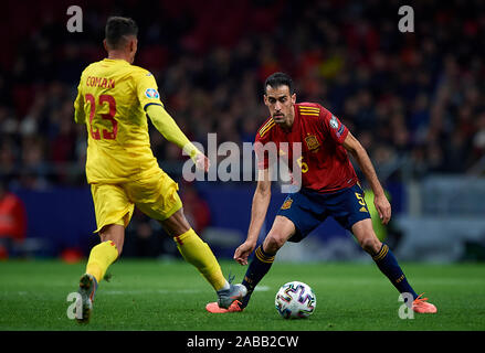 Sergio Busquets (L) della Spagna compete per la sfera con Florinel Coman della Romania durante UEFA EURO qualifica round, Gruppo F Match tra Spagna vs Romania a Estadio de la Wanda Metropolitano in Madrid Spagna, Novembre 18, 2019. Credito: Pablo Morano/ AFLO/Alamy Live News Foto Stock