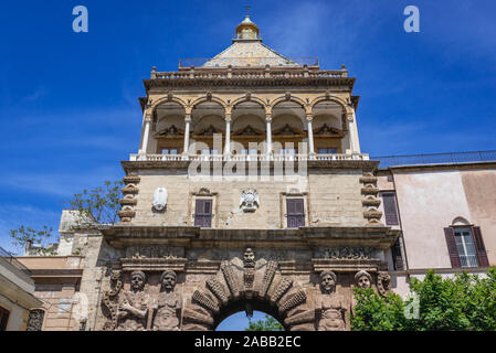 Vista dal Corso Calatafimi su Porta Nuova - porta monumentale delle storiche mura della città di Palermo città d'Italia, la capitale della regione autonoma della Sicilia Foto Stock