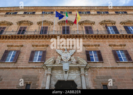 Palazzo dei Normanni facciata visto dalla Piazza del Parlamento Square nella città di Palermo del sud dell'Italia, la capitale della regione autonoma della Sicilia Foto Stock