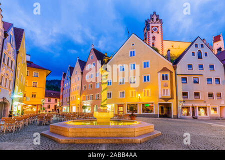 Fussen, Germania. Vecchio townscape al crepuscolo. Foto Stock