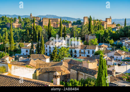 Vista panoramica del Palazzo Alhambra e il quartiere Albaicin di Granada. Andalusia, Spagna. Foto Stock