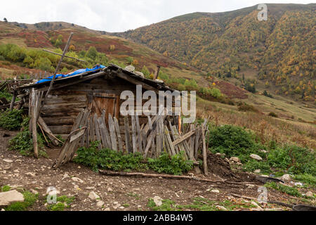 Caucaso montagna paesaggio nella regione di Svaneti della Georgia. Foto Stock